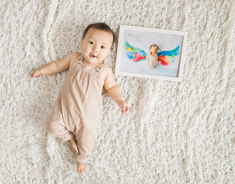 ハーフバースデー写真の衣装に選ぶなら、一枚で着れるシンプルなサロペットもとってもかわいい！一枚で着ると、赤ちゃんのかわいいぷくぷくの手足も見えて、かわいさを際立たせてくれます。
