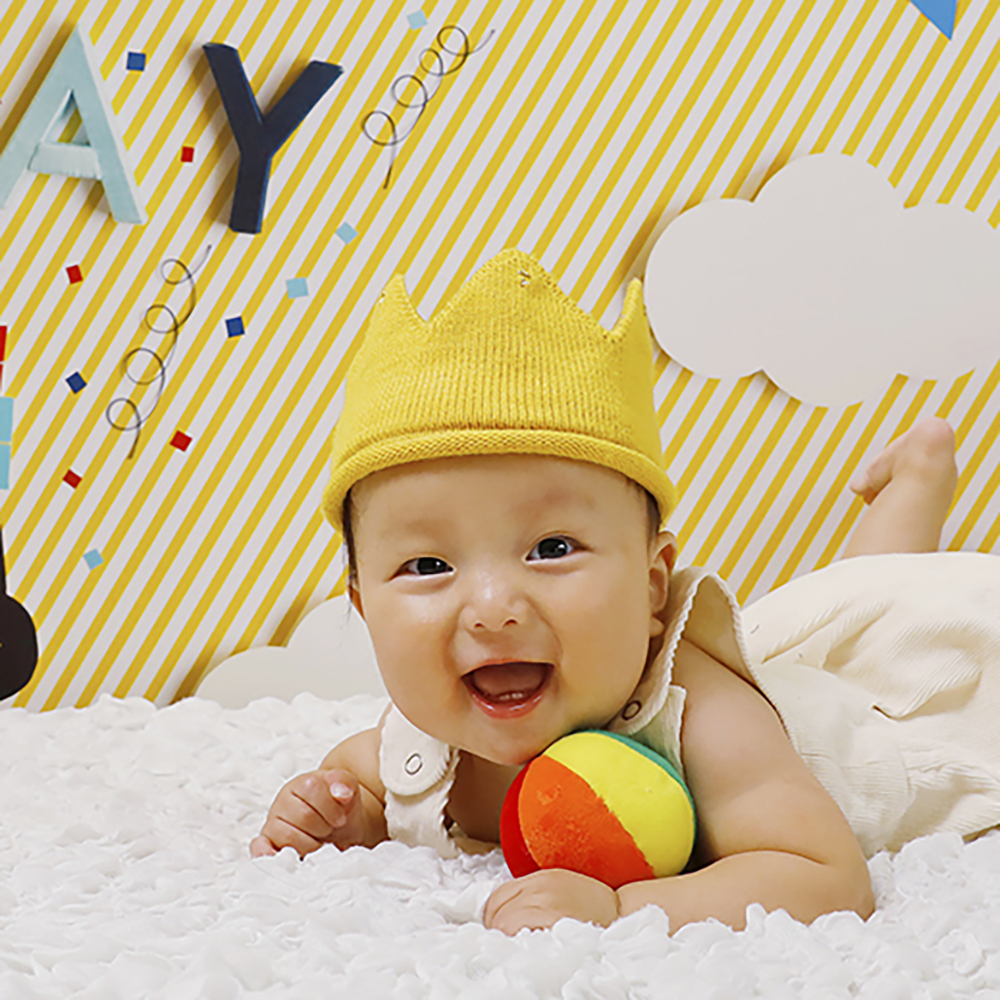 ハーフバースデーの赤ちゃんにとって、かぶりやすさがピカイチなのが、ニットタイプのクラウン。帽子のようにすっぽりかぶれて、ニットの伸縮性もあり、落ちにくいところもメリット。ほっこりやわらかい雰囲気も、赤ちゃんのかわいらしさにぴったり！