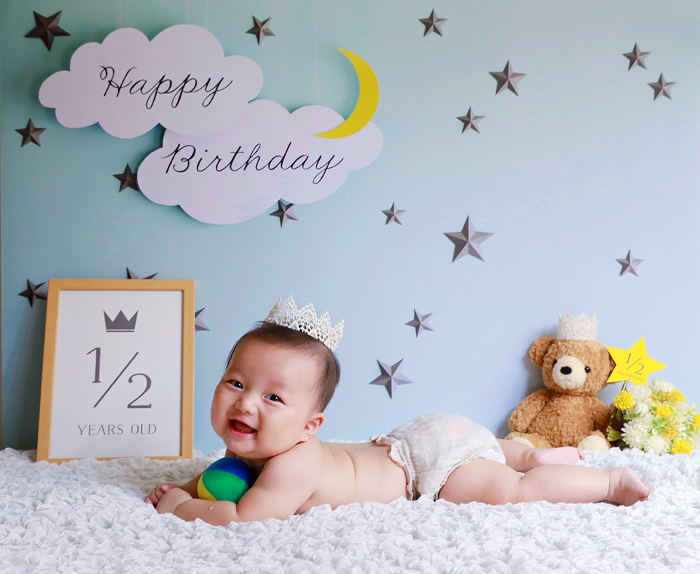 お子様のお名前やお誕生日が1枚のポスターにデザインされた「バースデーパネル」。誕生日の写真撮影にはもちろん、インテリアとしても飾れて、取り入れたいアイテム！せっかくならお子様の雰囲気やインテリア、そして準備したおうち写真館にピッタリのオリジナルの1枚を作ってみませんか？今回はバースデーパネルの作り方をご紹介します！