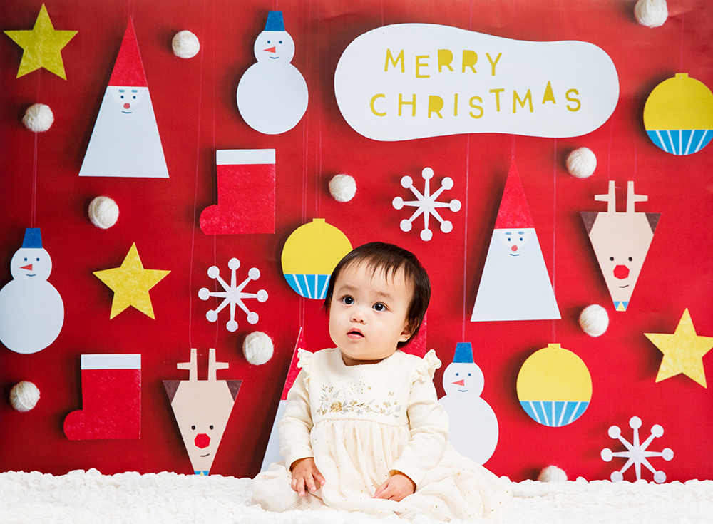クリスマス写真をおしゃれに。1枚貼るだけ。おしゃれな写真が撮れる「おうち写真館 Santa & friends RED」なら、素敵なクリスマスの思い出が残せます。小さな女の子だとこんな感じに撮れますよ。