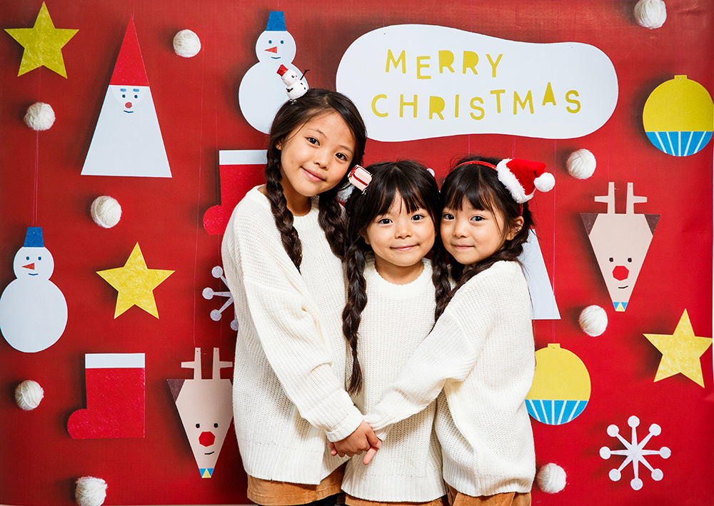 クリスマス写真をおしゃれに。1枚貼るだけ。おしゃれな写真が撮れる「おうち写真館 Santa & friends RED」なら、素敵なクリスマスの思い出が残せます。姉妹でもこんな感じに撮れますよ。