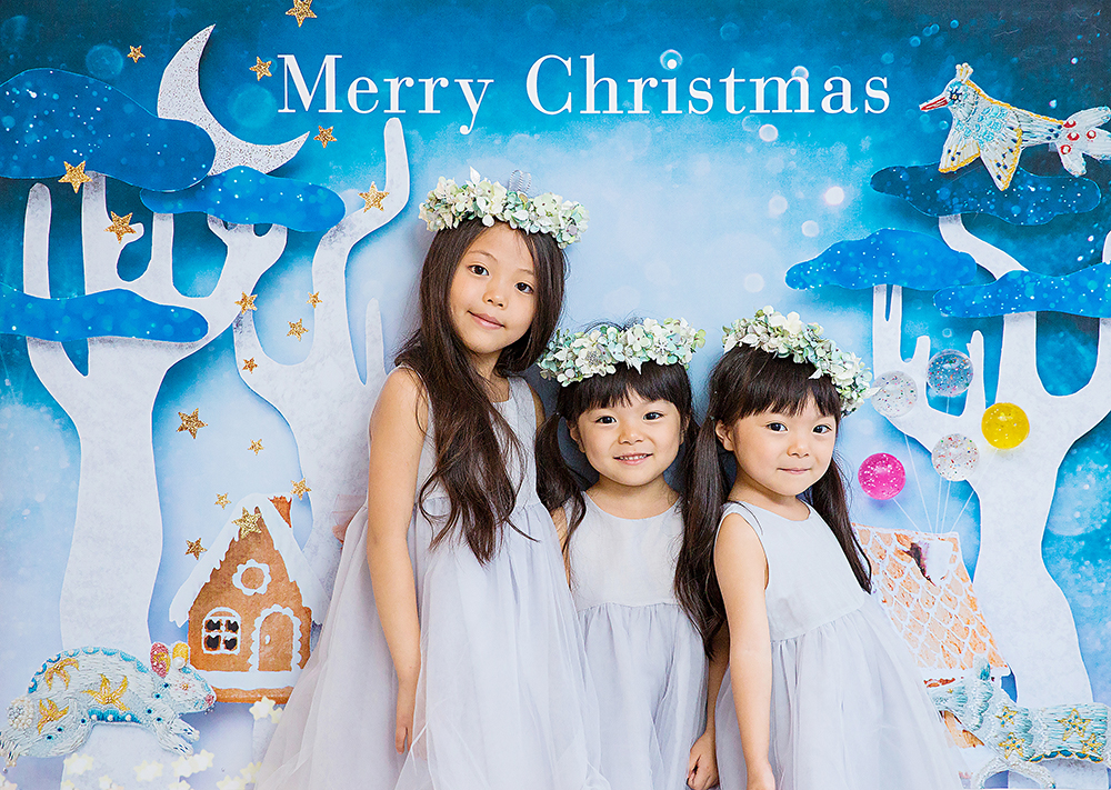 クリスマス写真をおしゃれに。1枚貼るだけ。おしゃれな写真が撮れる「おうち写真館 +S Wonderland Christmas」なら、素敵なクリスマスの思い出が残せます。姉妹でもこんな感じに撮れますよ。