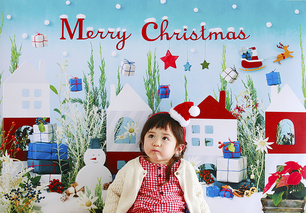 クリスマス写真をおしゃれに。1枚貼るだけ。おしゃれな写真が撮れる「おうち写真館 +S Snowman's town」なら、素敵なクリスマスの思い出が残せます。女の子一人でもこんな感じに撮れますよ。