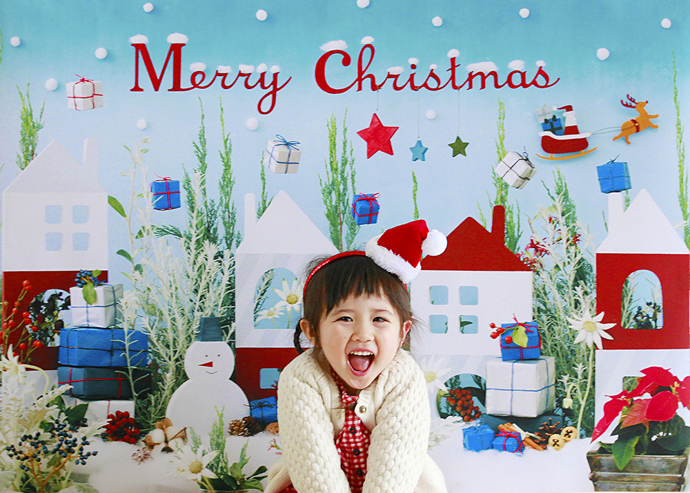クリスマス写真をおしゃれに。1枚貼るだけ。おしゃれな写真が撮れる「おうち写真館 +S Snowman's town」なら、素敵なクリスマスの思い出が残せます。小さな女の子一人でもこんな感じに撮れますよ。