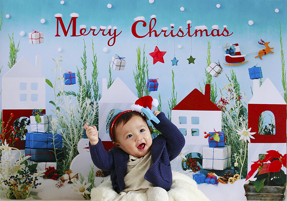 クリスマス写真をおしゃれに。1枚貼るだけ。おしゃれな写真が撮れる「おうち写真館 +S Snowman's town」なら、素敵なクリスマスの思い出が残せます。小さな男の子一人でもこんな感じに撮れますよ。
