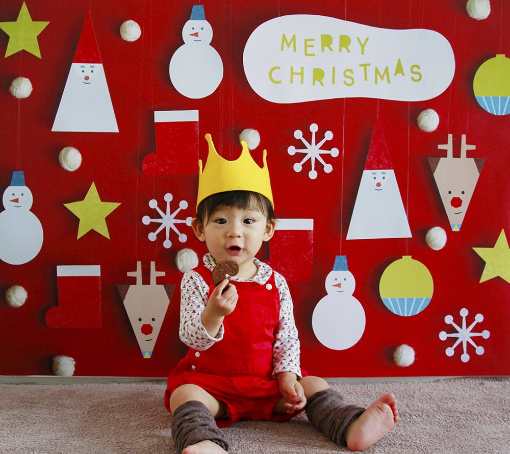 クリスマス写真をおしゃれに。1枚貼るだけ。おしゃれな写真が撮れる「おうち写真館 Santa & friends RED」なら、素敵なクリスマスの思い出が残せます。小さな女の子でもこんな感じに撮れますよ。