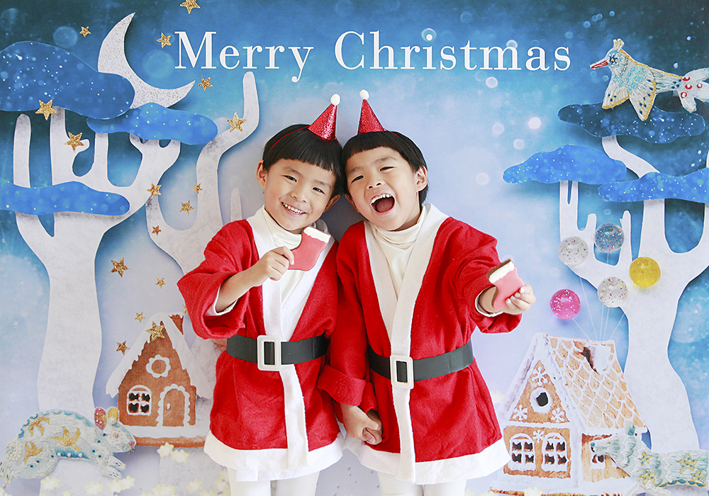 クリスマス写真をおしゃれに。1枚貼るだけ。おしゃれな写真が撮れる「おうち写真館 +S Wonderland Christmas」なら、素敵なクリスマスの思い出が残せます。兄弟でもこんな感じに撮れますよ。