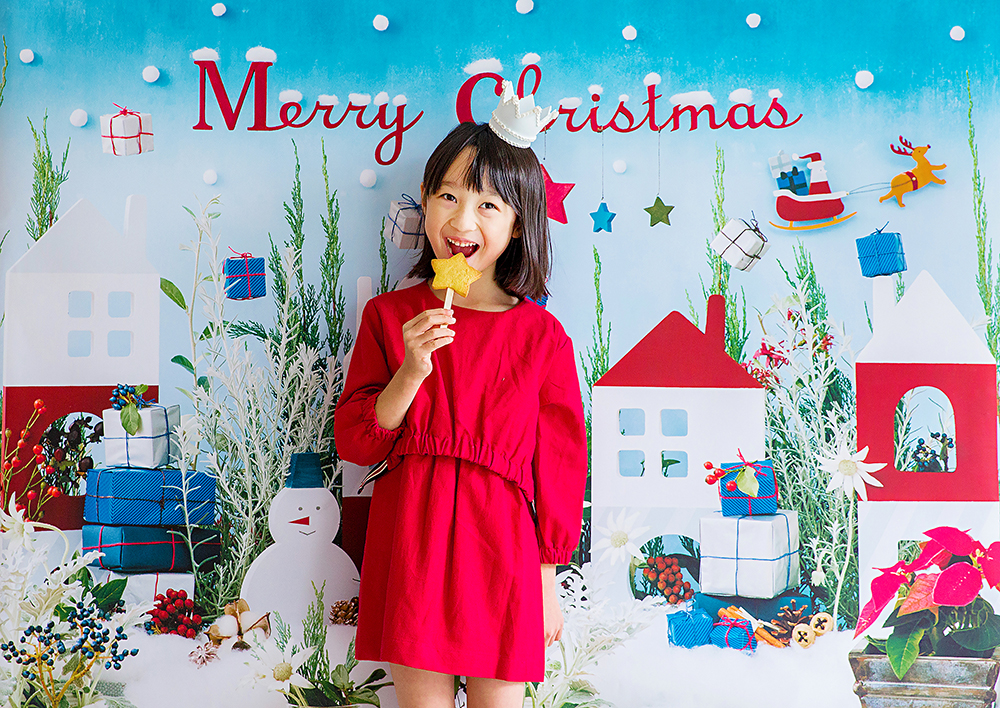クリスマス写真をおしゃれに。1枚貼るだけ。おしゃれな写真が撮れる「おうち写真館 +S Snowman's town」なら、素敵なクリスマスの思い出が残せます。女の子一人でもこんな感じに撮れますよ。