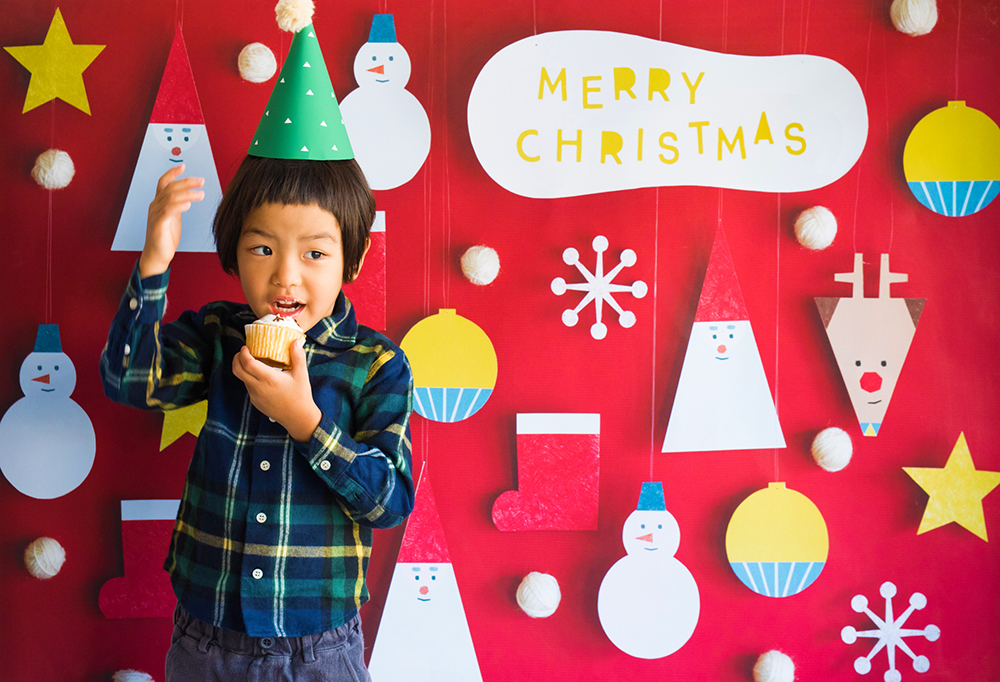 クリスマス写真をおしゃれに。1枚貼るだけ。おしゃれな写真が撮れる「おうち写真館 Santa & friends RED」なら、素敵なクリスマスの思い出が残せます。男の子だとこんな感じに撮れますよ。