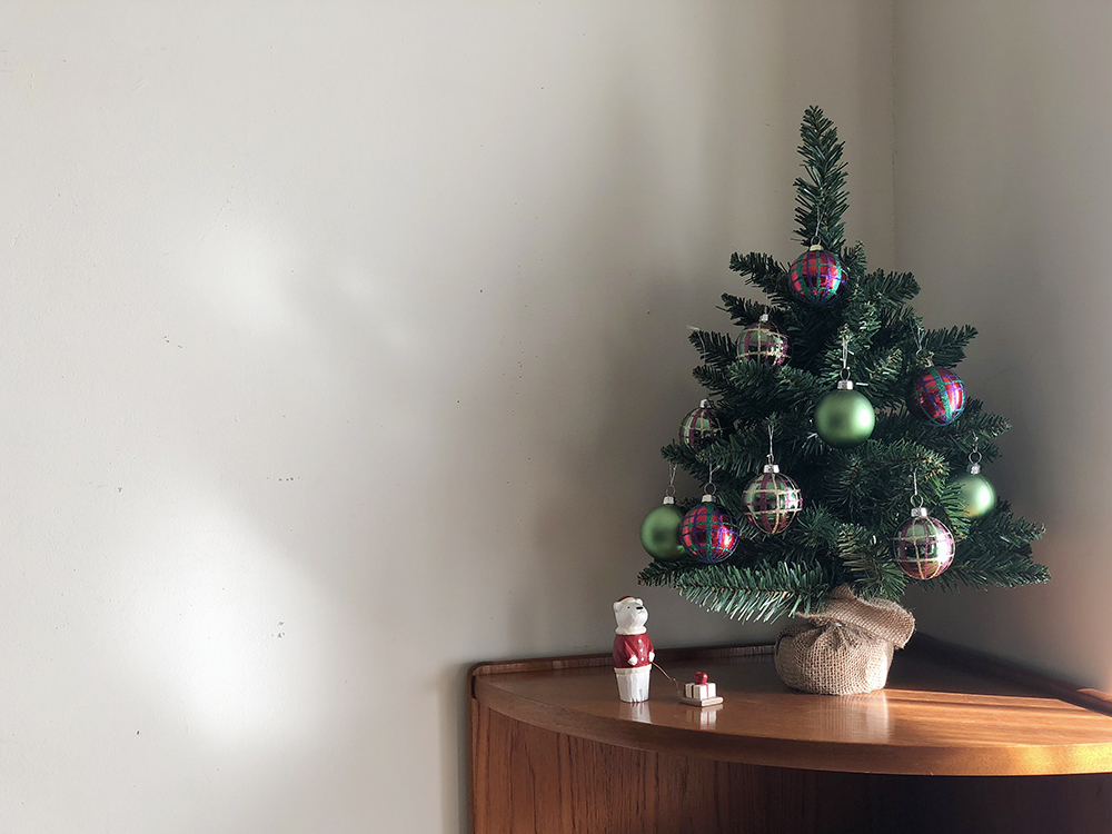 おしゃれな卓上クリスマスツリーを購入しました。ミニサイズのかわいいツリーは我が家の新定番です。